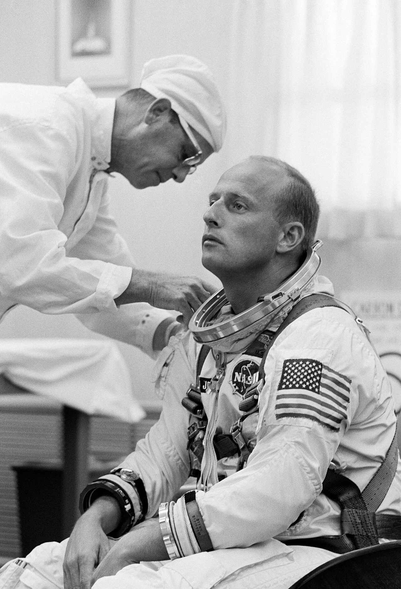 Pete Conrad 佩戴 Glycine Airman（NASA 档案照）· 注意：照片主角是人，腕表为局部细节