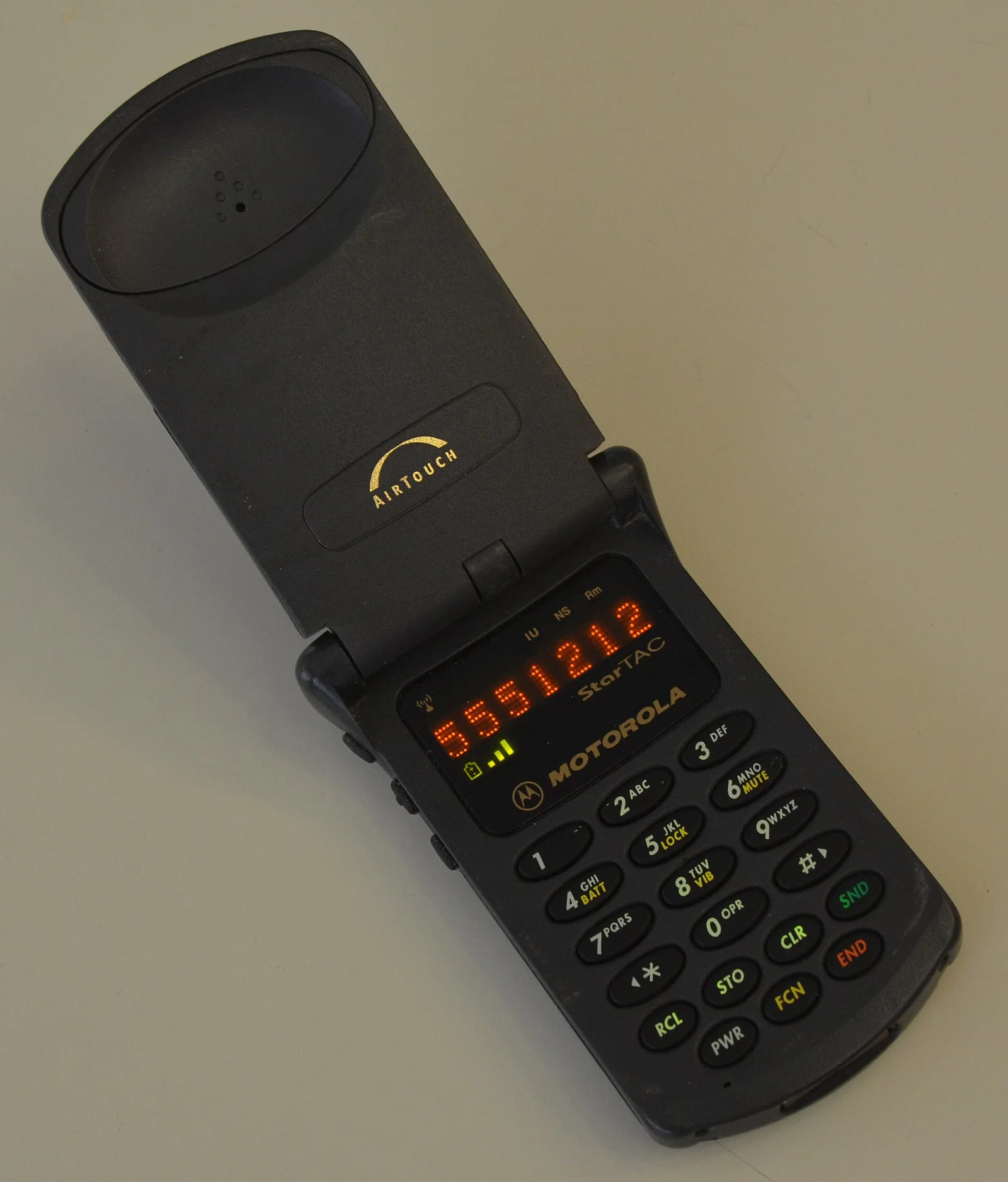 第一代 StarTAC（CC BY-SA 3.0） · 图像文件署名：Nkp911m500；CC BY-SA 3.0；网页缩放，原始文件保留。