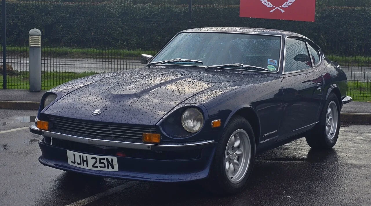 1973 年 240Z 车身细节（Calreyn88 摄）——克制的 SOHC 直六把“一直能开”做成了核心卖点