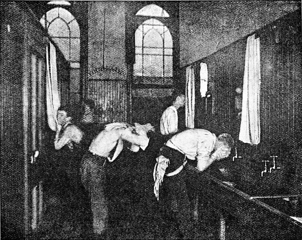 Jacob A. Riis 摄，公有领域——《报童寄宿所里准备晚餐》，约 1888–1890
