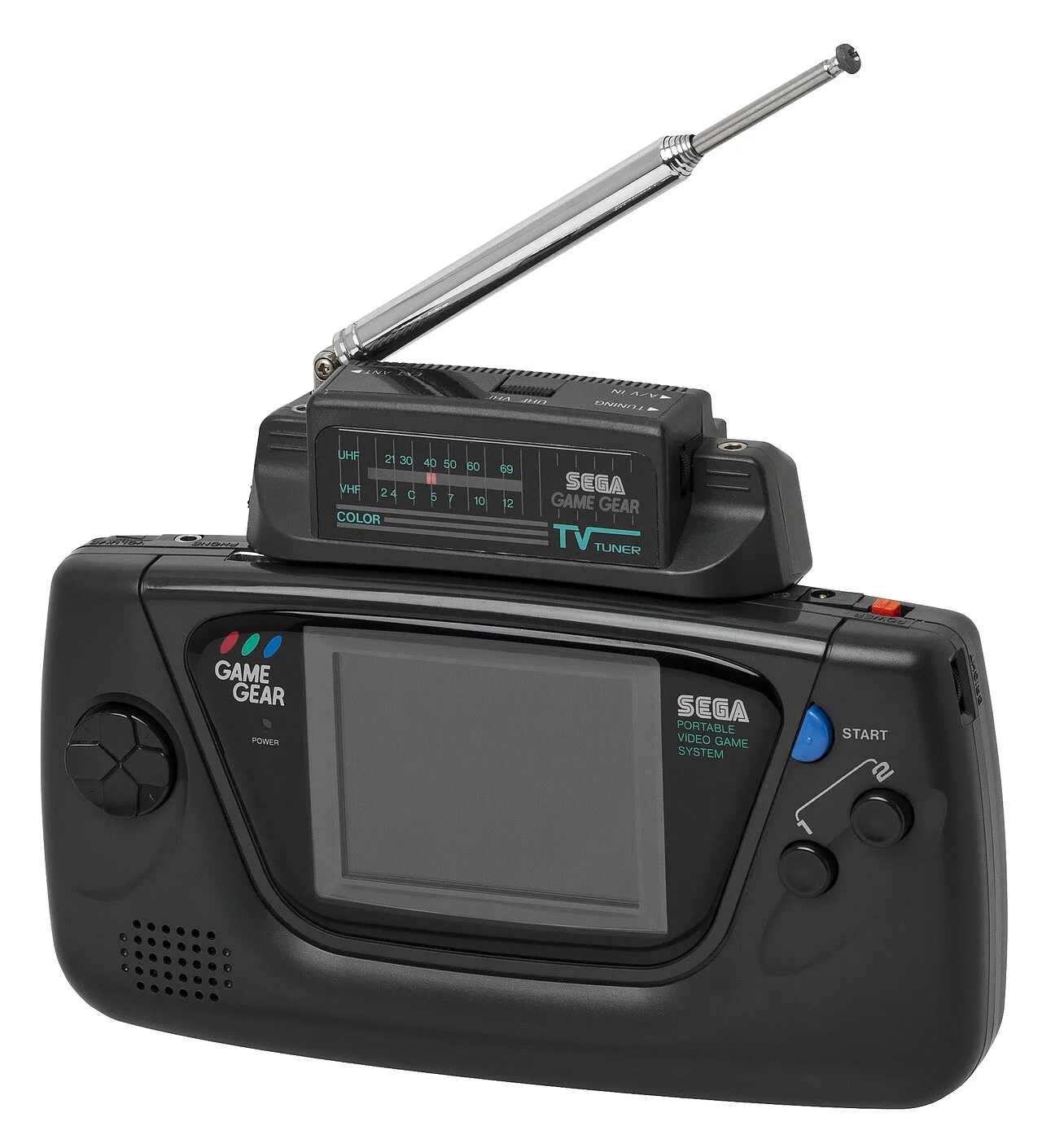 装上 TV Tuner 的 Game Gear：卡带槽变成电视天线接口，掌机变成手提电视。 Evan-Amos / Wikimedia Commons（公有领域）。 · 图像文件署名：Evan-Amos；Public domain；网页缩放，原始文件保留。