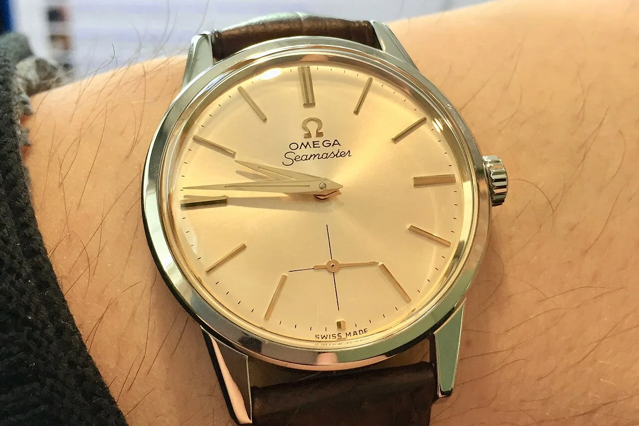 1960 年前后的民用 Seamaster · 同期潜水表的表圈仍多为双向旋转