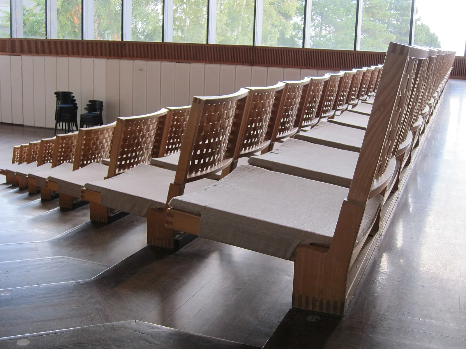 Louisiana 美术馆展陈的 Kjærholm 座椅群 · 摄影 Cristina Bejarano（CC BY 2.0）