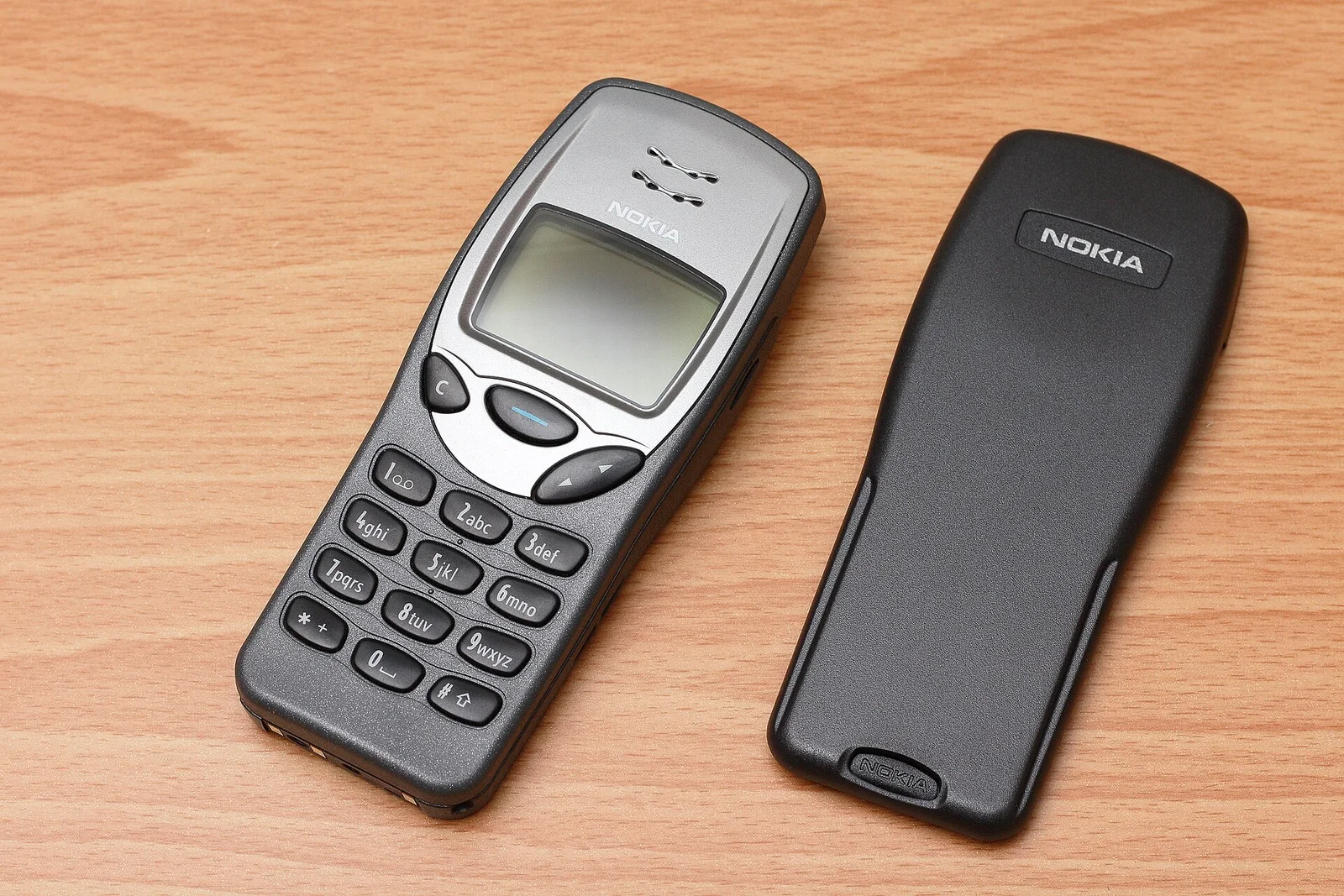 Nokia 3210 背面：可拆换的前后壳结构让整机可以整体换色。MiNe 摄（Wikimedia Commons），CC BY 2.0。 · 图像文件署名：MiNe；CC BY 2.0；网页缩放，原始文件保留。