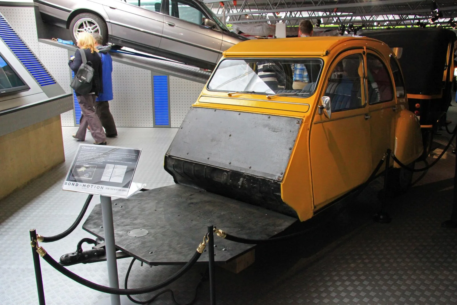 1981 年《最高机密》片场的 2CV： Roger Moore 驾驶的黄色小车在橄榄树林间翻滚又被人手扶正