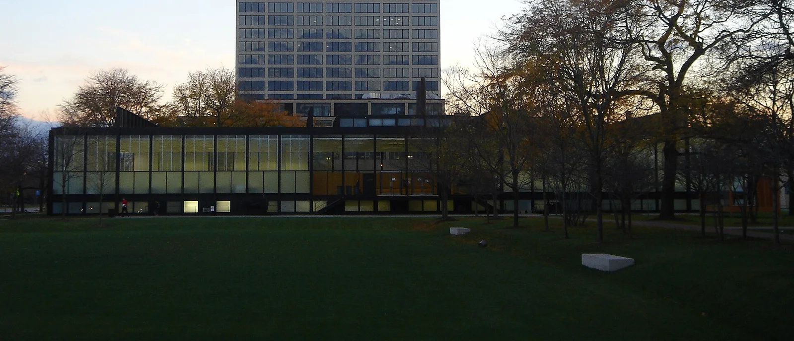 S. R. Crown Hall · 克朗楼
