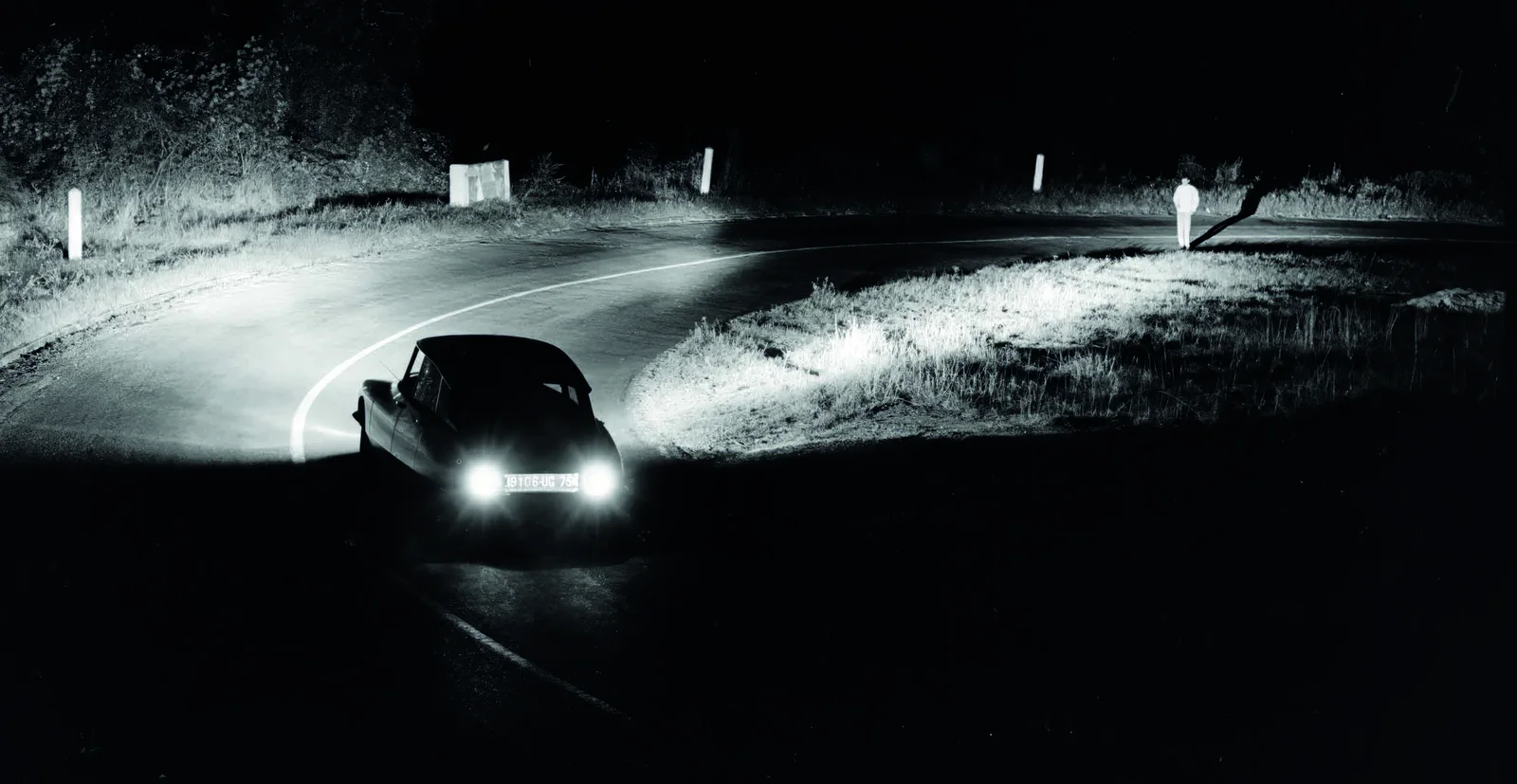DS 夜间照明历史图 · DS Automobiles / Stellantis 官方资料册第 10 页，摄影者未单列
