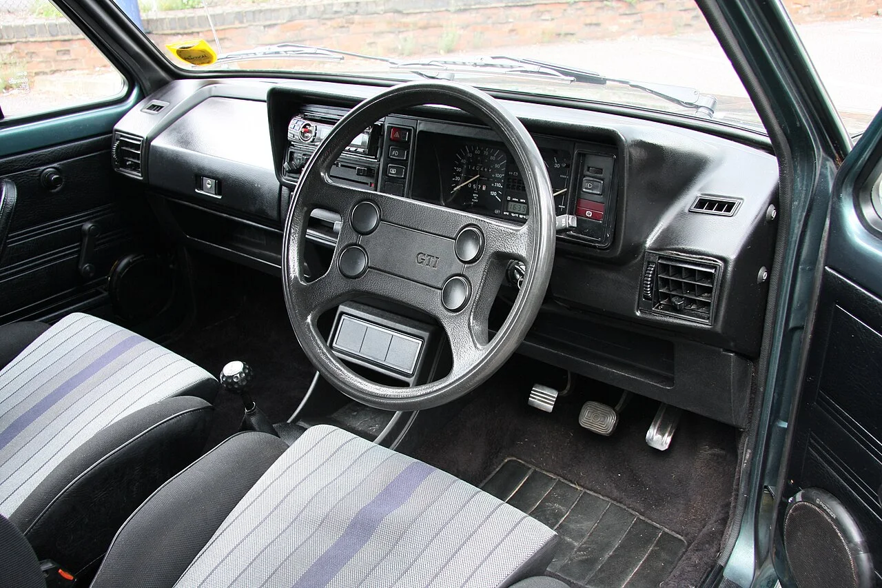 Mk1 GTI 座舱(Tony Harrison 摄,1982 年车)——格子布座椅与加粗方向盘是全部的“运动”装饰
