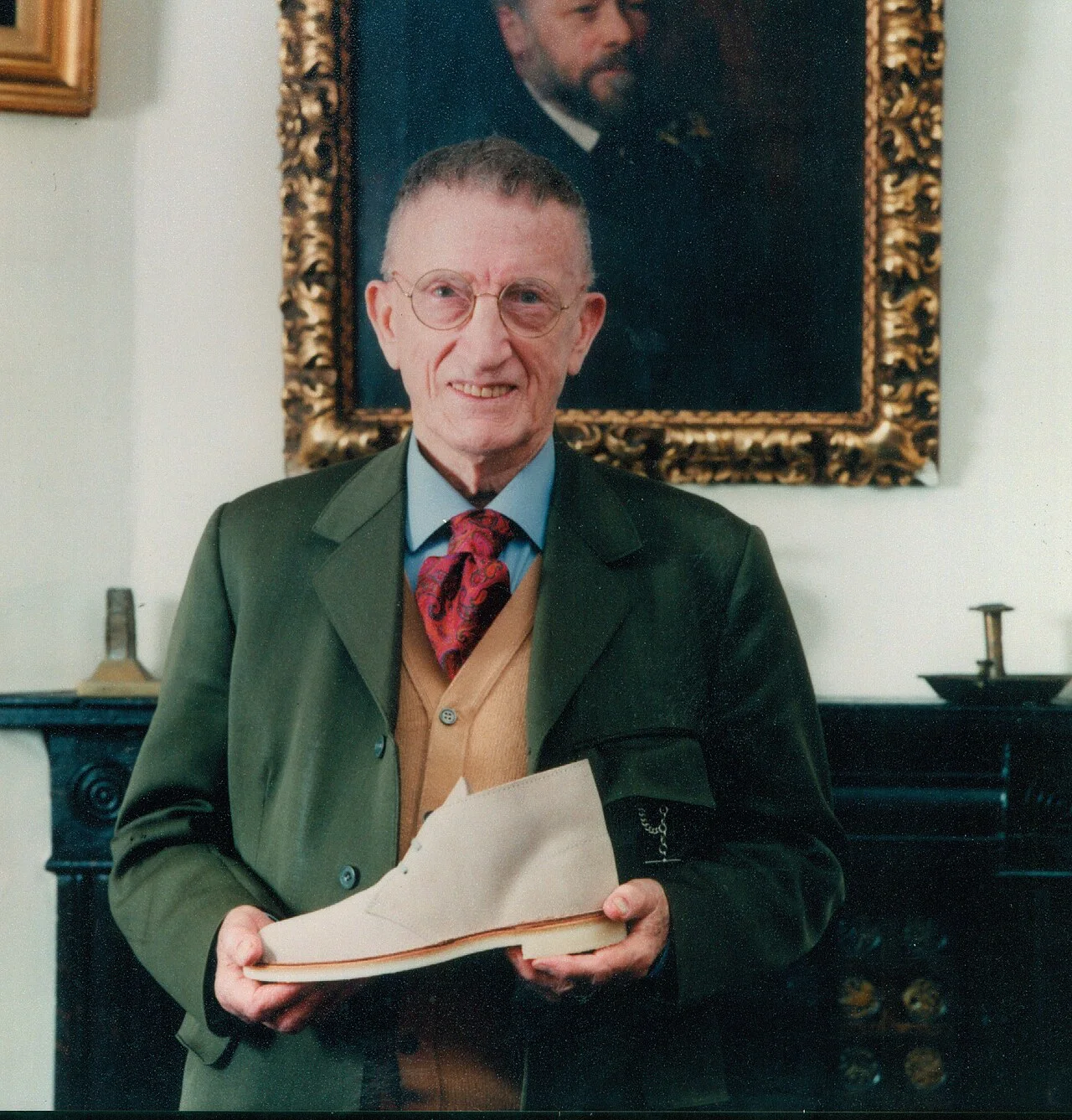 Nathan Clark 手持沙漠靴(品牌档案影像)。 · 图像文件署名:C & J Clark archive;CC BY-SA 3.0;网页缩放,原始文件保留。