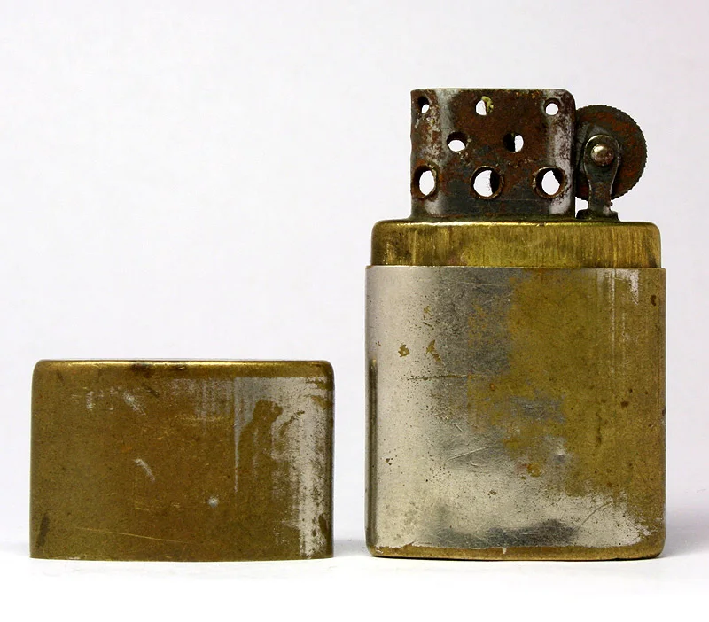 奥地利风格的防风打火机:Zippo 的概念源头 · 图像文件署名:kypexin;Public domain;网页缩放,原始文件保留。