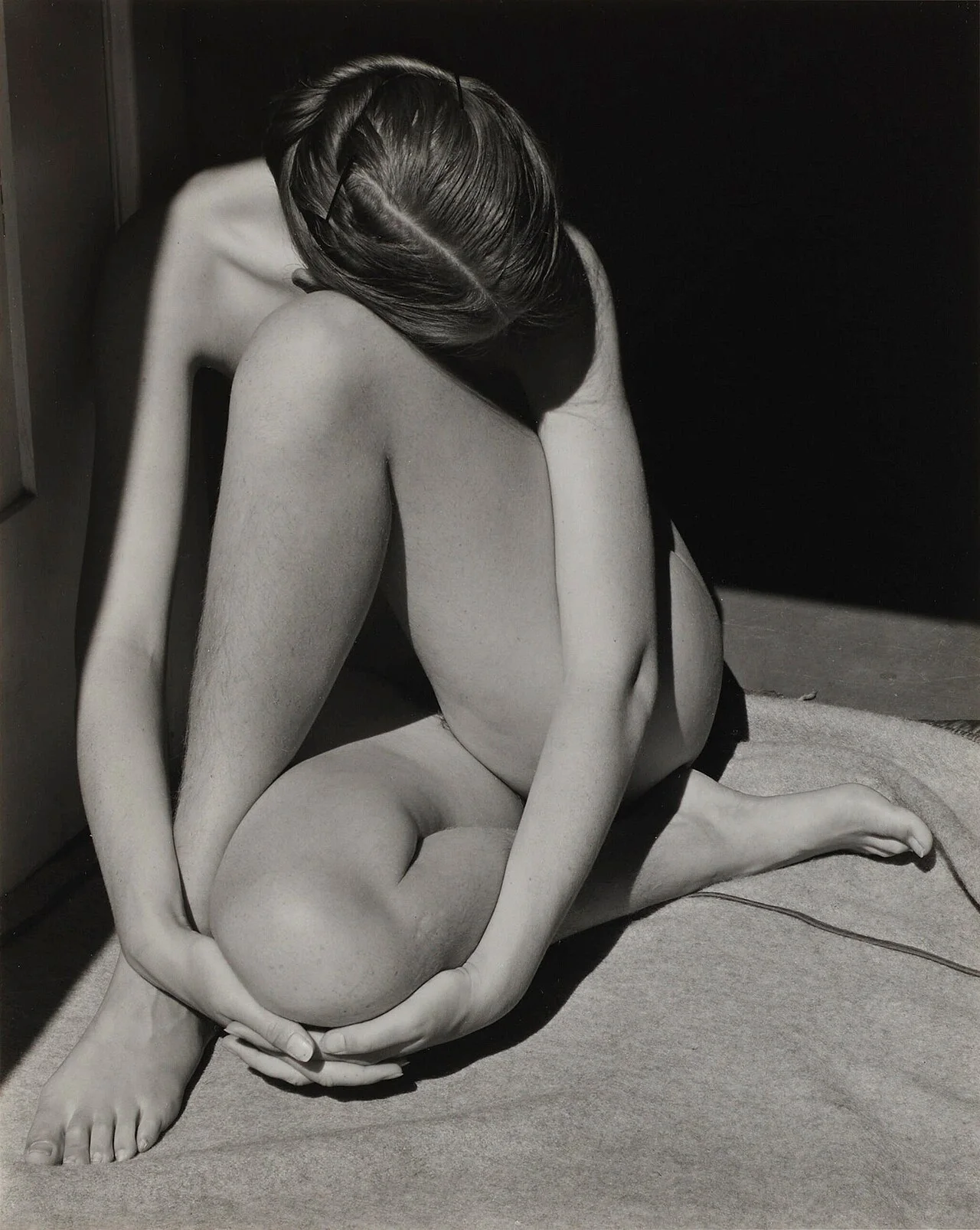 Edward Weston 摄，公有领域——《裸体（查丽丝，圣莫尼卡）》，1936