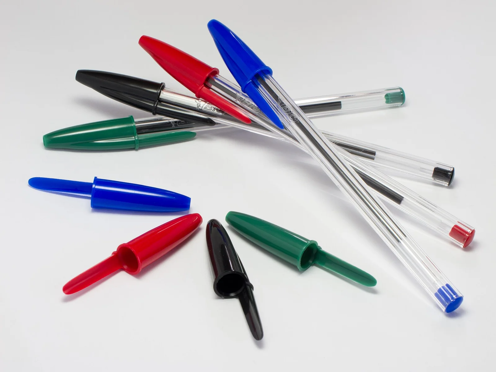 四支 BIC Cristal 与笔帽：六棱截面带来强度与三个握持面 · 图像文件署名：Carlos Delgado；CC BY-SA 3.0；网页缩放，原始文件保留。