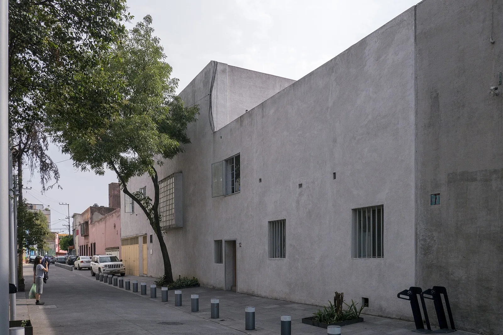 住宅沿街外观(2015年):12号(工作室入口)与14号(居所)共用一段沉默的墙 · 图像文件署名:Thomas Ledl;CC BY-SA 4.0;网页缩放,原始文件保留。