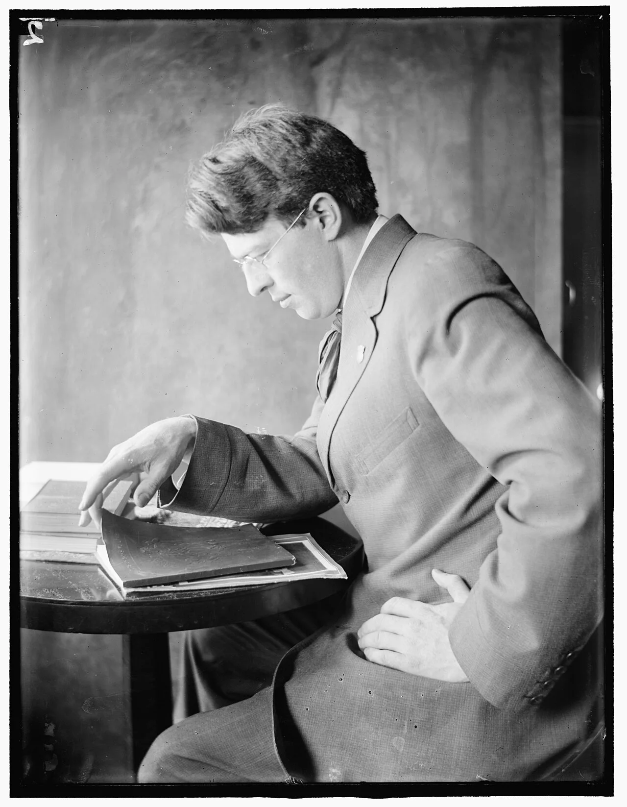 Gertrude Käsebier 摄，公有领域——克拉伦斯·怀特肖像，约 1905（Commons 版）