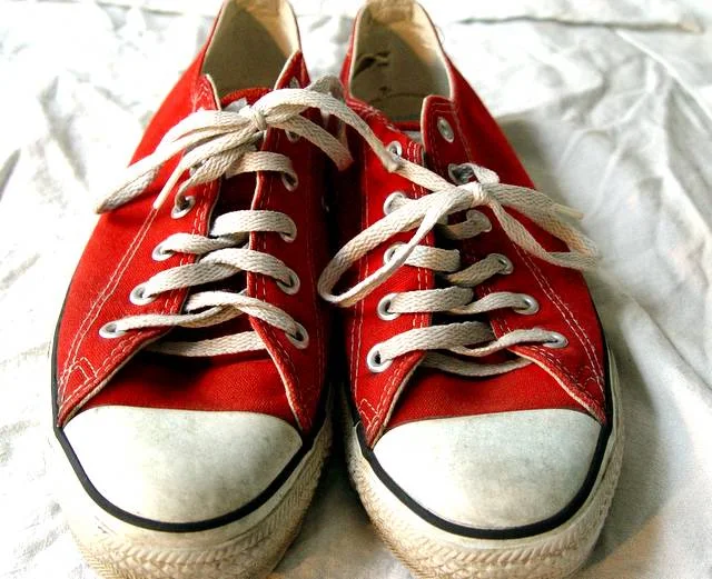 一双穿着中的Chuck Taylor。泰勒以在全美巡回举办篮球诊所的方式推销这双鞋。 · 图像文件署名:Kris from Seattle, USA;CC BY 2.0;网页缩放,原始文件保留。