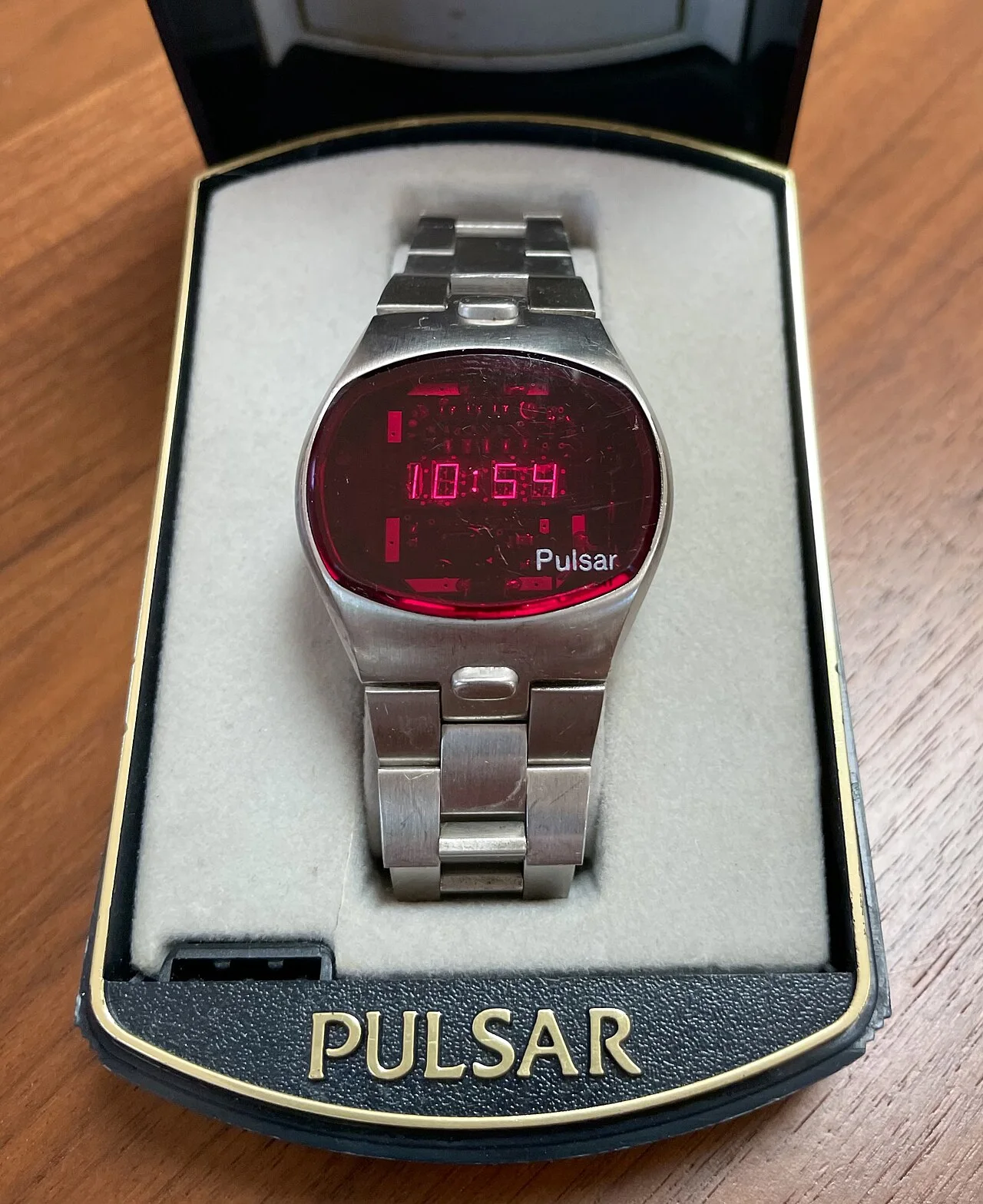 Pulsar Time Computer · 按下按钮前，这只表只是一块金属