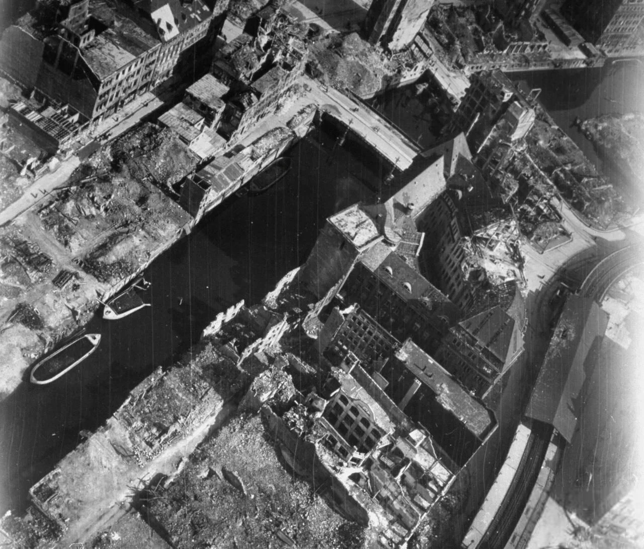 Margaret Bourke-White 摄，公有领域——汉堡罗斯丁市场街区的战损，1945 年
