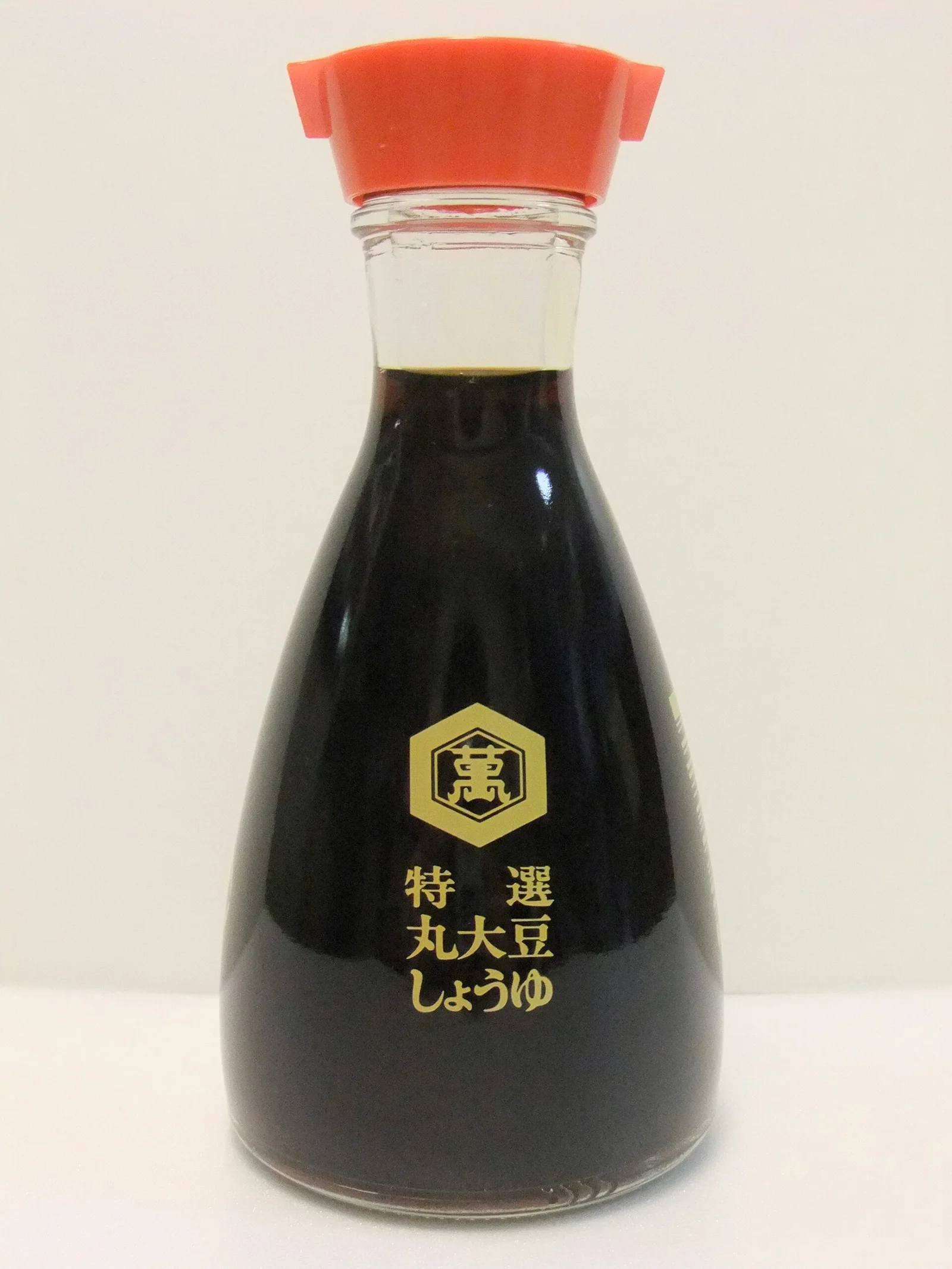 正视瓶口：内收的颈部再外扩成钟形——液体被钟形边缘收束，不沿外壁回流。