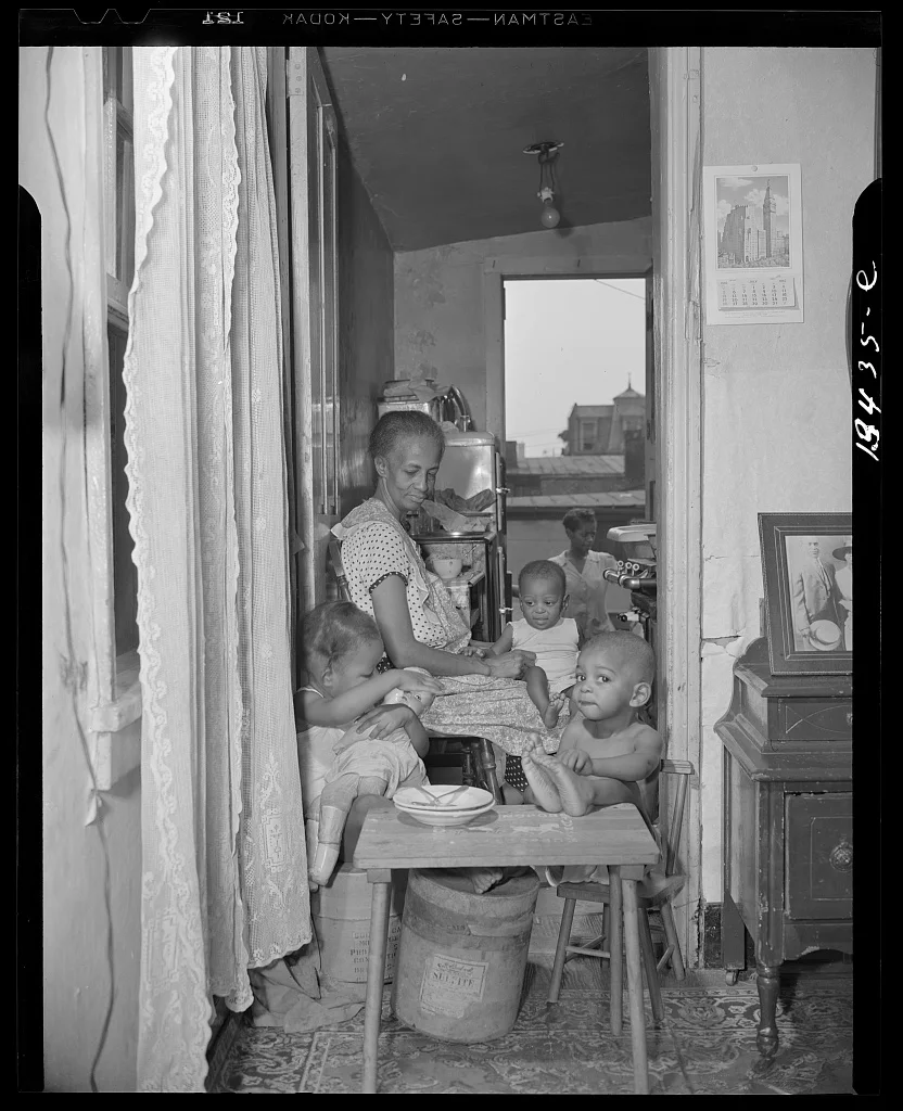 Gordon Parks 摄,公有领域(FSA/OWI)——Watson 在她的教堂,华盛顿,1942 年