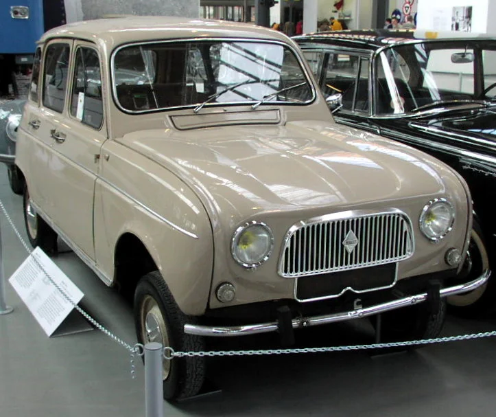 1962 年 4L(MHV 博物馆藏车):可拆卸的"折椅式"座椅与极简仪表 · 图像文件署名:MartinHansV;Public domain;网页缩放,原始文件保留。