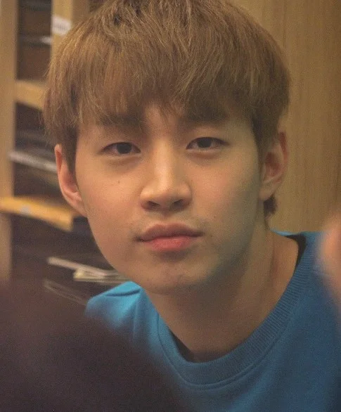 Henry 在 Super Junior Kiss the Radio · Excentrique · CC BY 4.0;2013 年 4 月电台节目影像,反映其出道初期的媒体场合