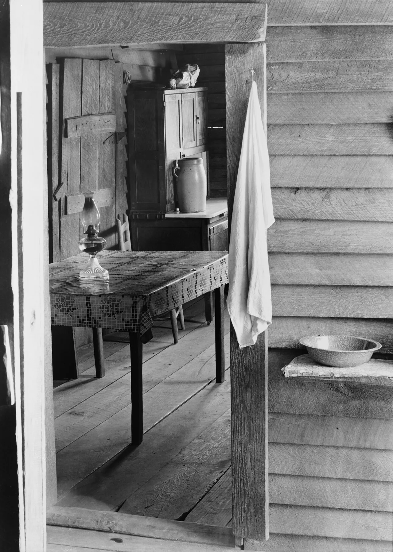 Walker Evans 摄，公有领域（FSA）——伯勒斯家的小屋内部（狗道厨房与脸盆架），1936 年