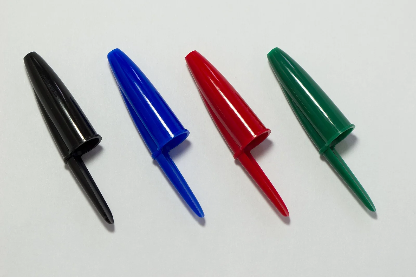 BIC 笔帽：1991年起帽顶增加通气小孔 · 图像文件署名：Carlos Delgado；CC BY-SA 3.0；网页缩放，原始文件保留。