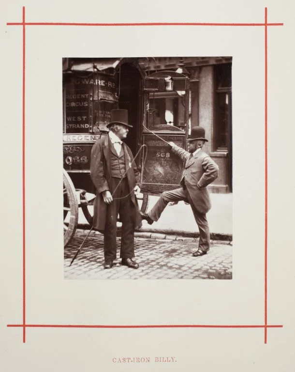 John Thomson 摄，公有领域——《铁皮比利》（公共马车夫 Cast-Iron Billy），《伦敦街头生活》图版，1877