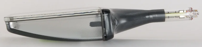 4 英寸扁平 CRT 型号侧视（CC BY-SA）