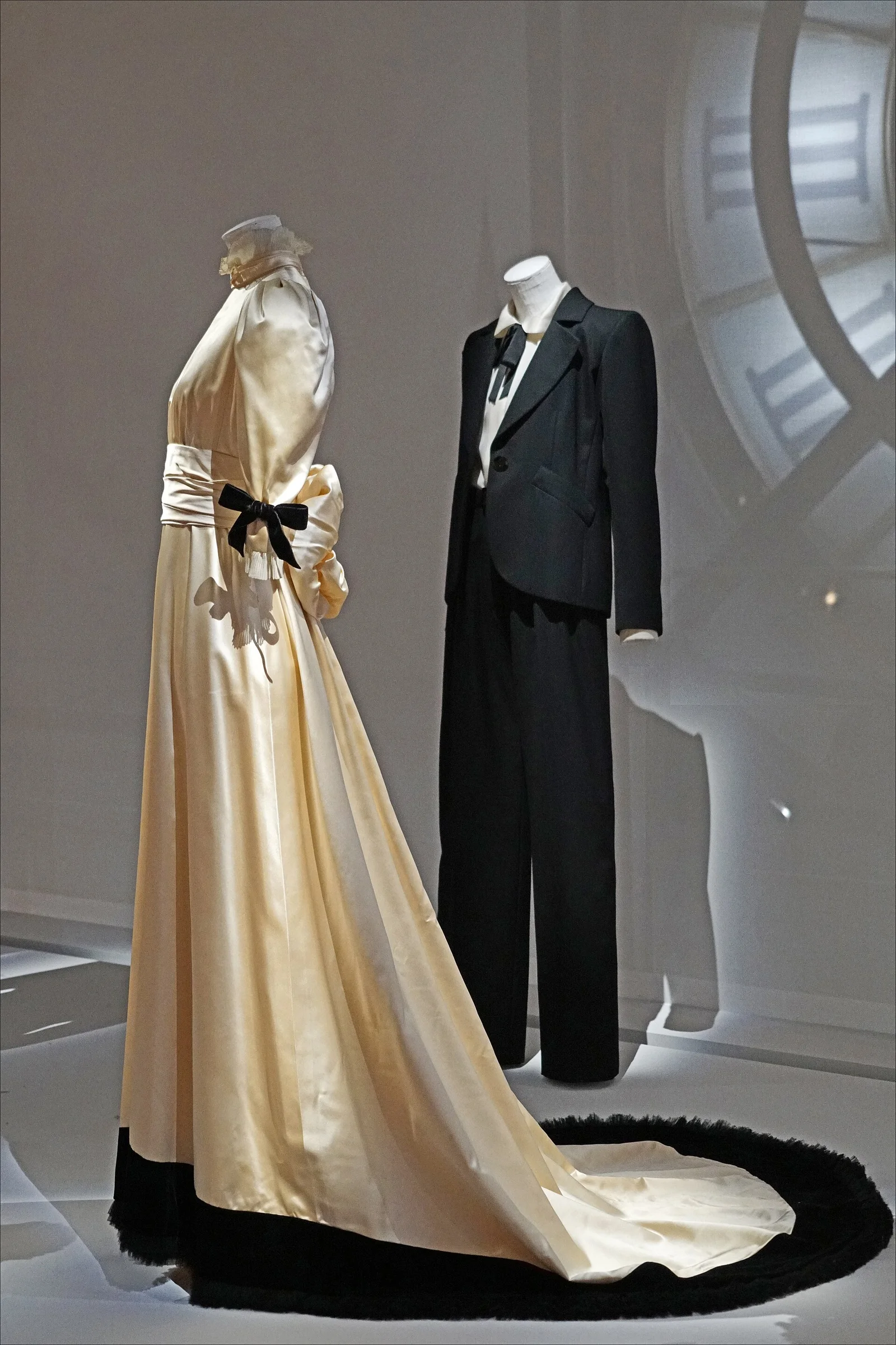 奥赛博物馆展厅：为 Marie-Hélène de Rothschild 设计的1971晚礼服与1988年 Le Smoking 套装并置。 · 图像文件署名：dalbera；CC BY 2.0；网页缩放，原始文件保留。