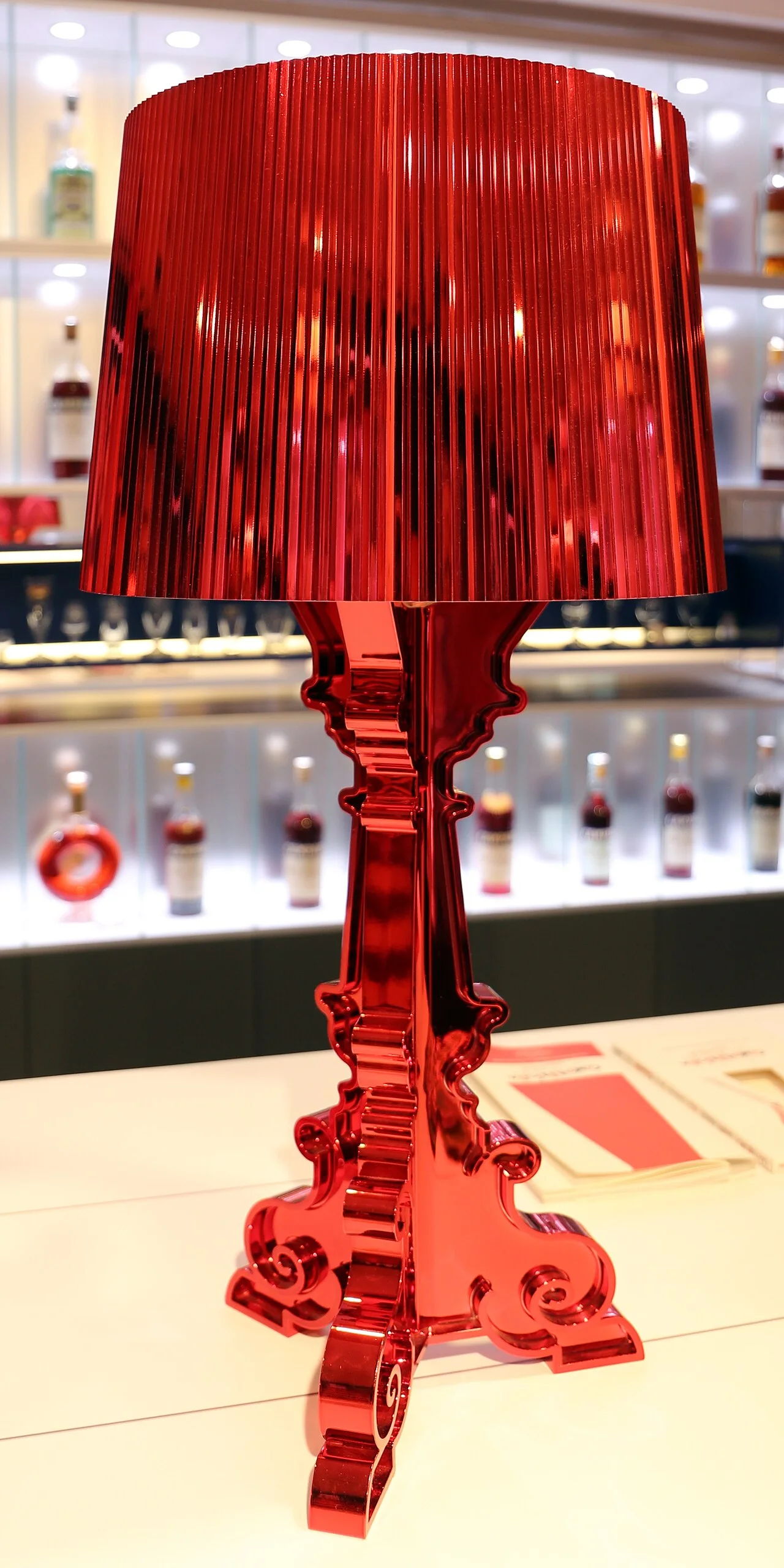 Ferruccio Laviani 为 Kartell-Campari 设计的红色 Bourgie(2010 限量版)· Sailko 摄 · CC BY 3.0