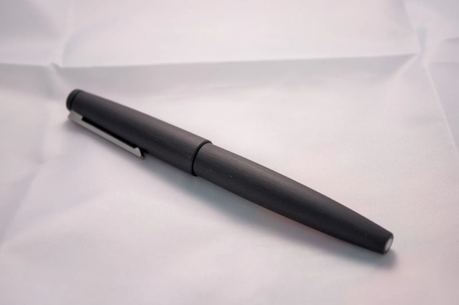 Lamy 2000 笔身细节：Makrolon 与金属的接缝处理 · 图像文件署名：Vincent Ignace；CC BY-SA 3.0；网页缩放，原始文件保留。