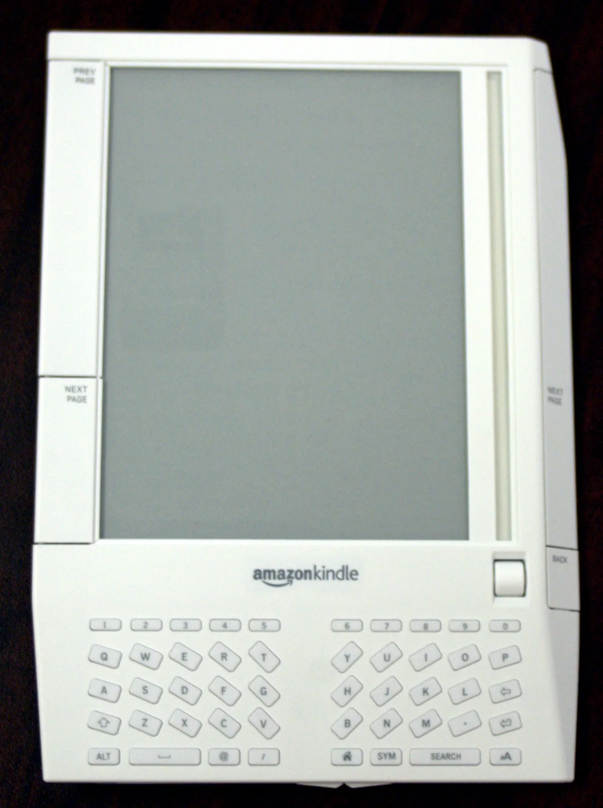 息屏状态下的 Kindle(CC BY-SA 4.0) · 图像文件署名:ShakataGaNai;CC BY-SA 4.0;网页缩放,原始文件保留。