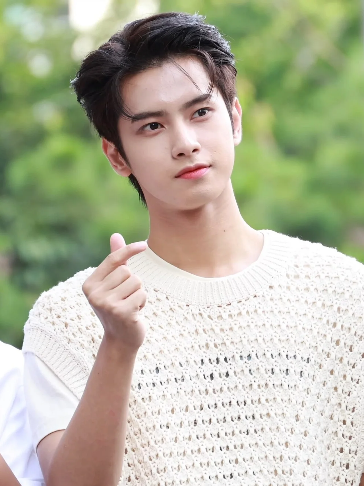 Kyler（Hori7on）· 2023 年 8 月 4 日韩国音乐节目现场 · tenasia（티비텐）· CC BY 3.0；出道次月的舞台记录