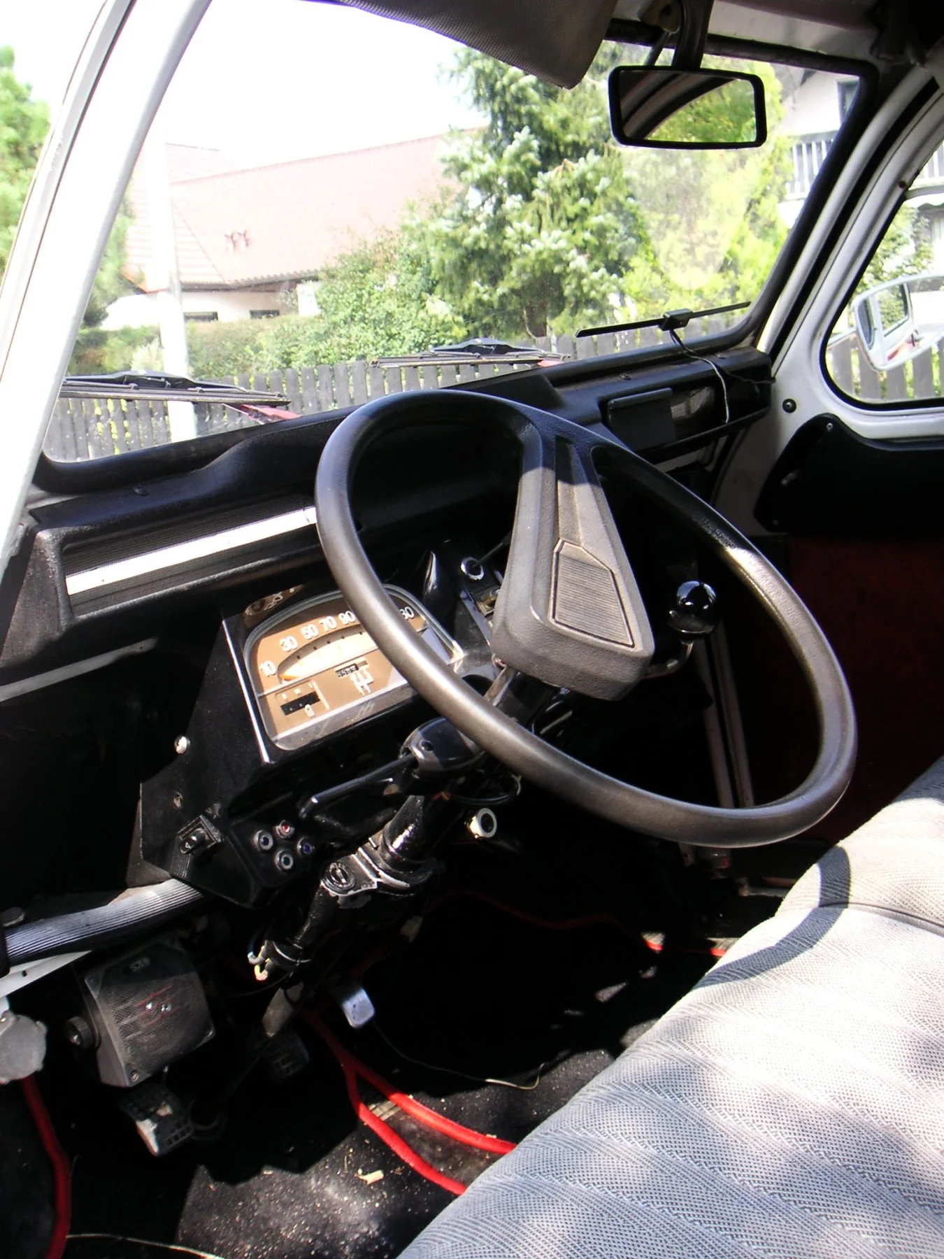 2CV Dolly 的驾驶舱：单一仪表、暴露的机械逻辑，1980 年代仍不改其 1948 年的直白