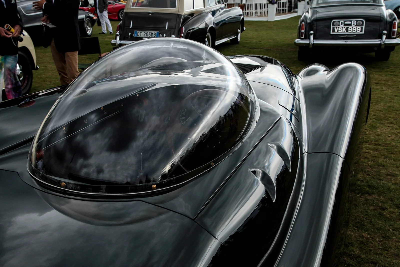 Jabbeke 复刻活动中的 XK120 驾驶舱:圆形仪表、无门把手、可拆风挡——每一项都服务于速度与轻 · 图像文件署名：Gordon Calder - 7 Million Views - Thanks!；CC BY 2.0；网页缩放，原始文件保留。