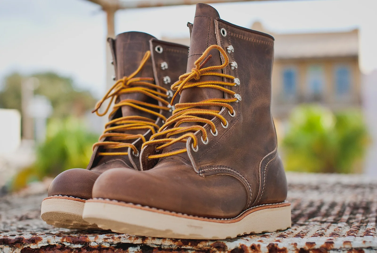 Red Wing Heritage 工装靴的沿条与皮面细节