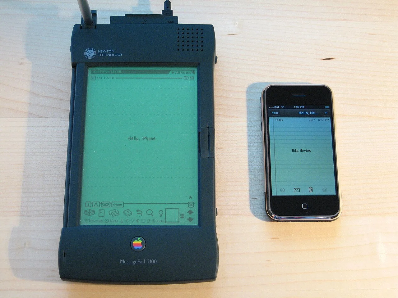 Apple Newton MessagePad与iPhone同框。两者相差十四年，后者以多点触控实现了前者未竟的『随身智能设备』愿景。图：Blake Patterson / Wikimedia Commons，CC BY 2.0。