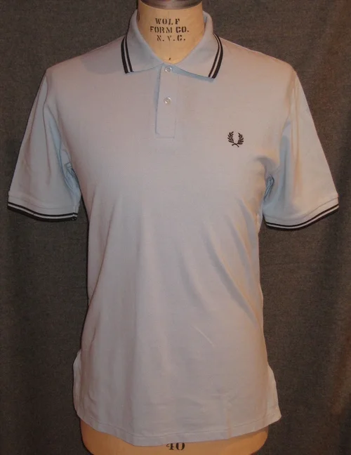 Fred Perry polo 衫，领口与袖口的双条纹清晰可见。 · 图像文件署名：stylecountz；CC BY-SA 2.0；网页缩放，原始文件保留。