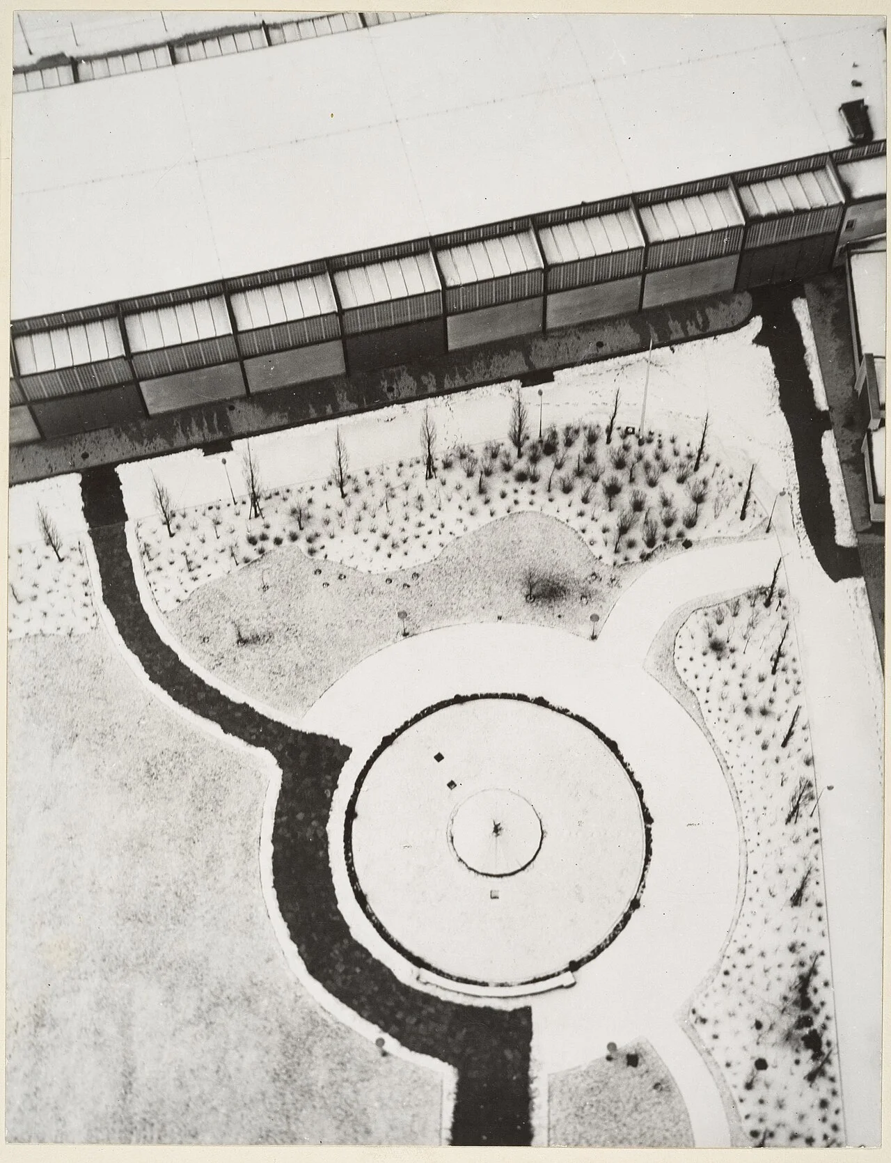 László Moholy-Nagy 摄，CC0——《从无线电塔俯瞰，柏林》，1928