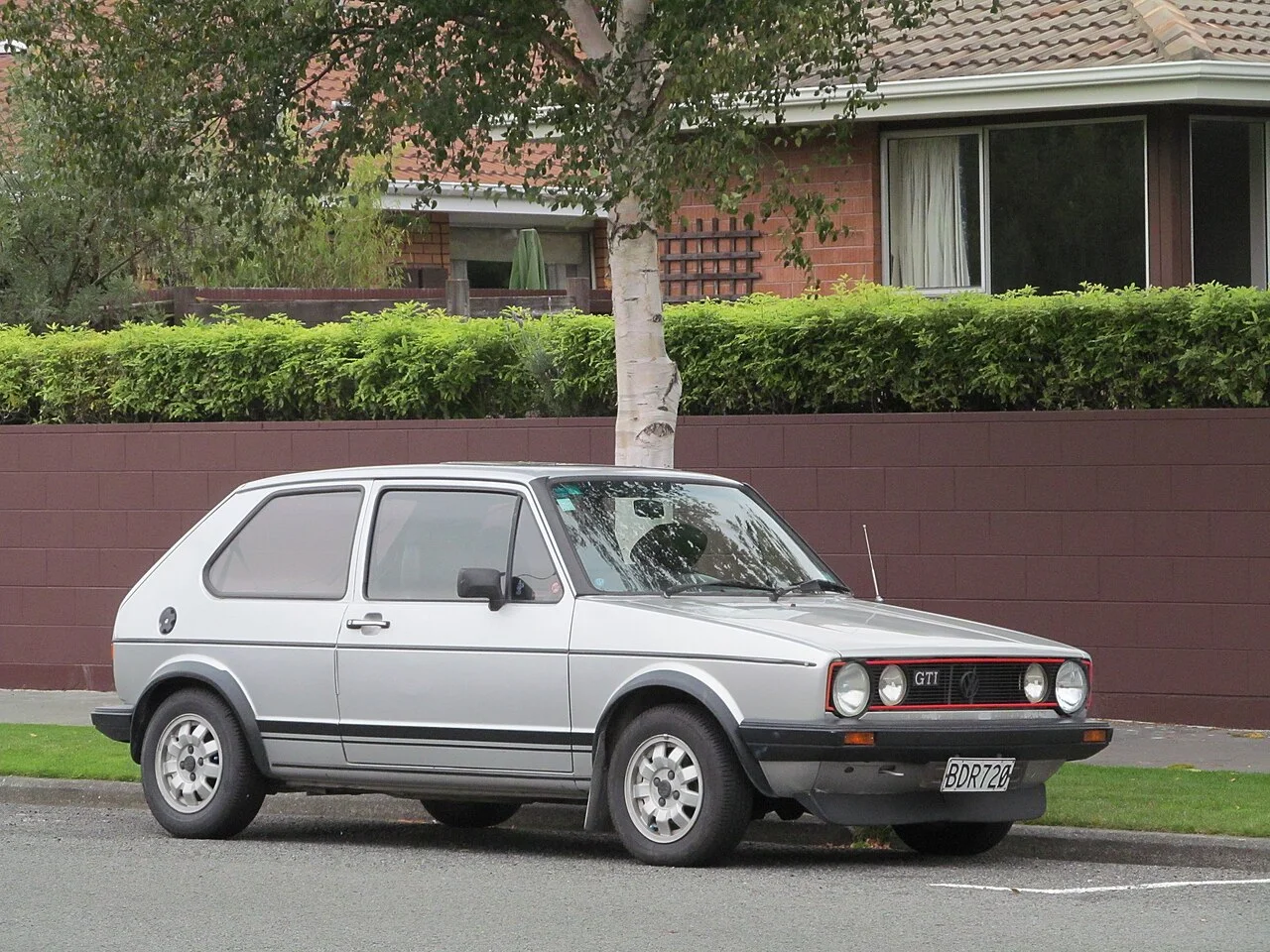 1982 年 GTI Mk1(Riley 摄)——行李厢、后排与油耗一个都没牺牲