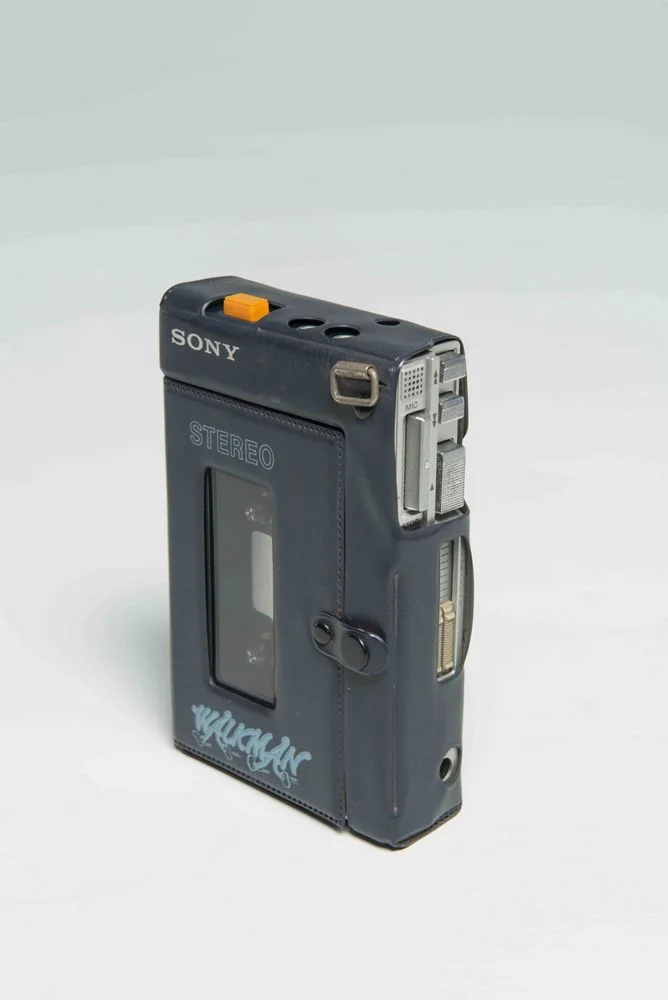 斜侧视图：顶部橙色按钮与机身控制。 M+, Hong Kong · © Sony Corporation。