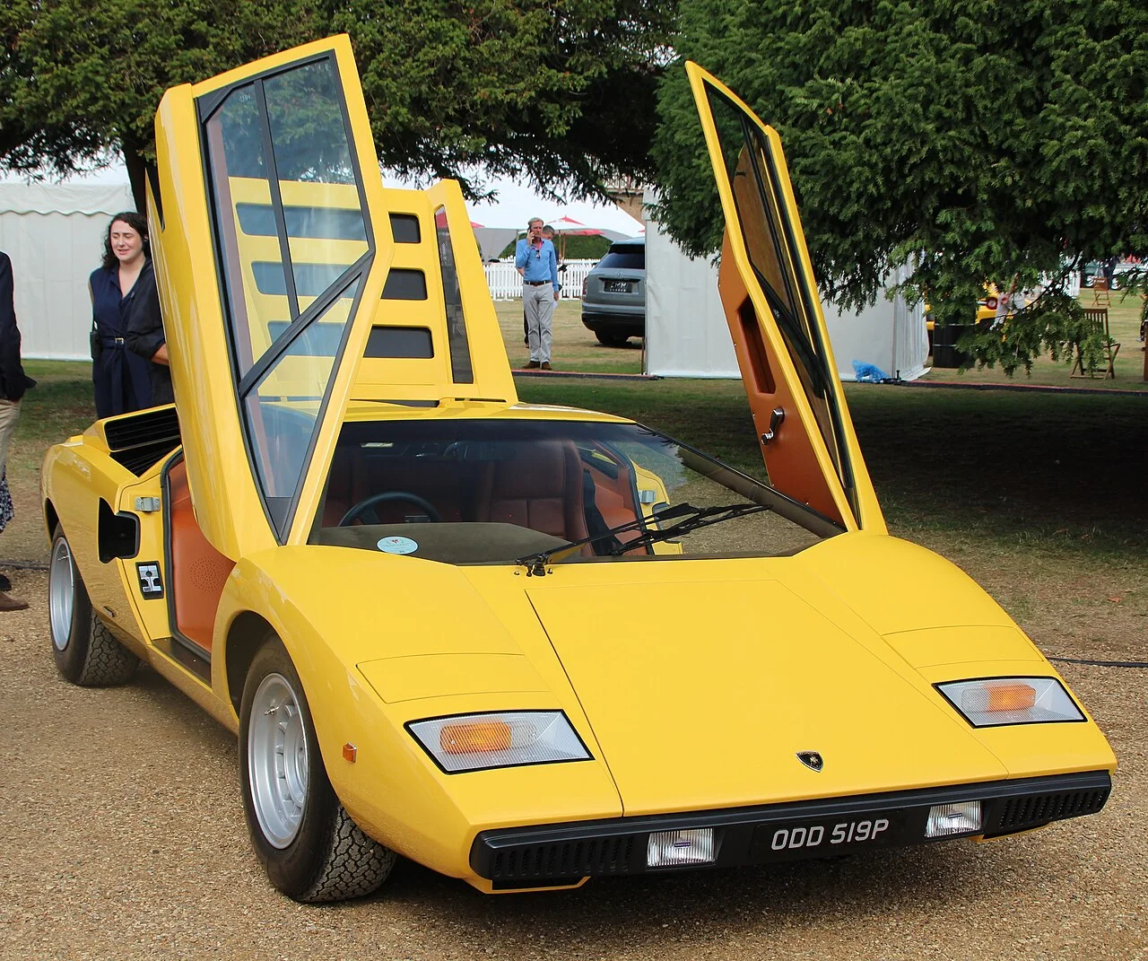 1976 年 Countach LP400 Periscopio，Hampton Court Concours 2022——车顶那道脊线就是潜望镜式后视镜