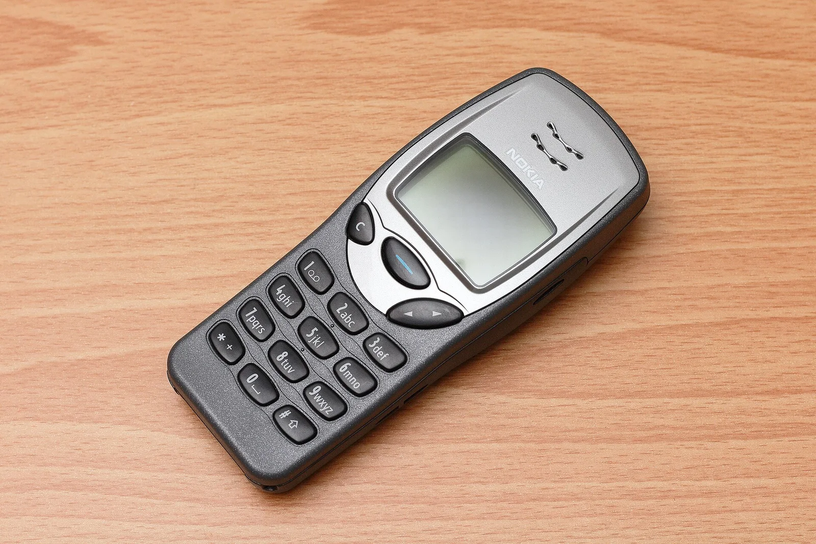 Nokia 3210 侧面。MiNe 摄（Wikimedia Commons），CC BY 2.0。 · 图像文件署名：MiNe；CC BY 2.0；网页缩放，原始文件保留。