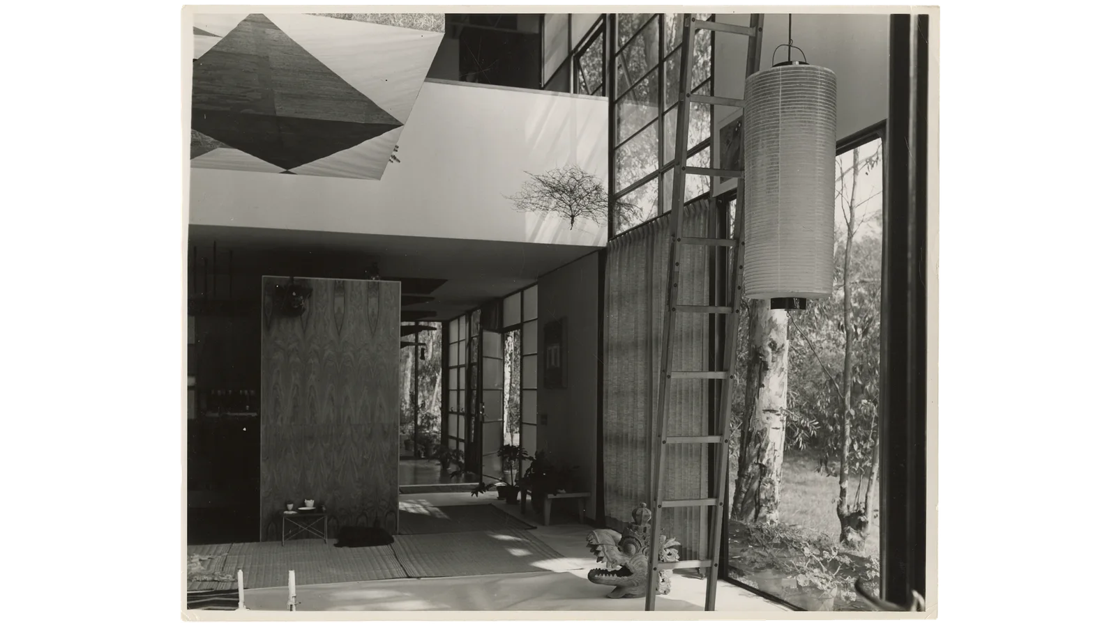 Eames Institute 藏品 A.2019.2.4659:室内与玻璃窗墙的历史照片。 © Eames Office, LLC. / Eames Institute Collection。