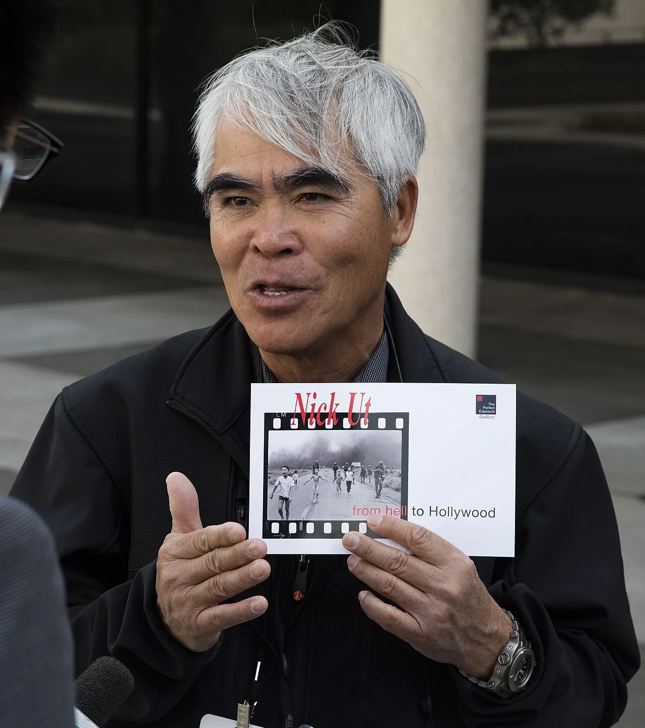 David Hume Kennerly 摄，公有领域——Nick Ut 对媒体发言（注意：此为黄公崴晚年工作照，非 1972 年原照）