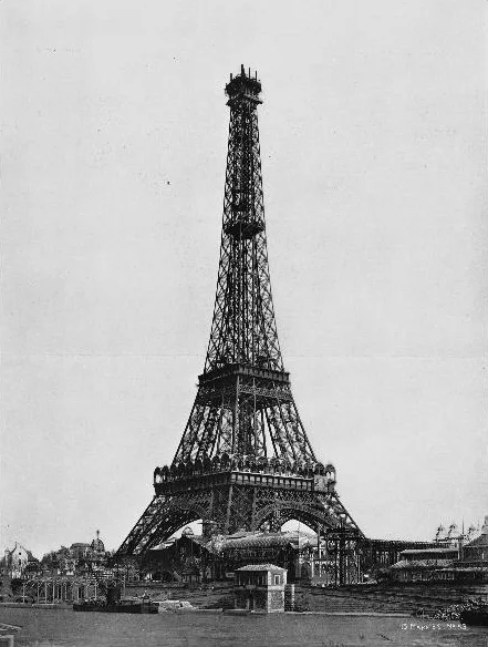 1889年3月15日，塔顶驾驶室的吊装——构件自Levallois-Perret工厂以马车运抵，现场只做拼装