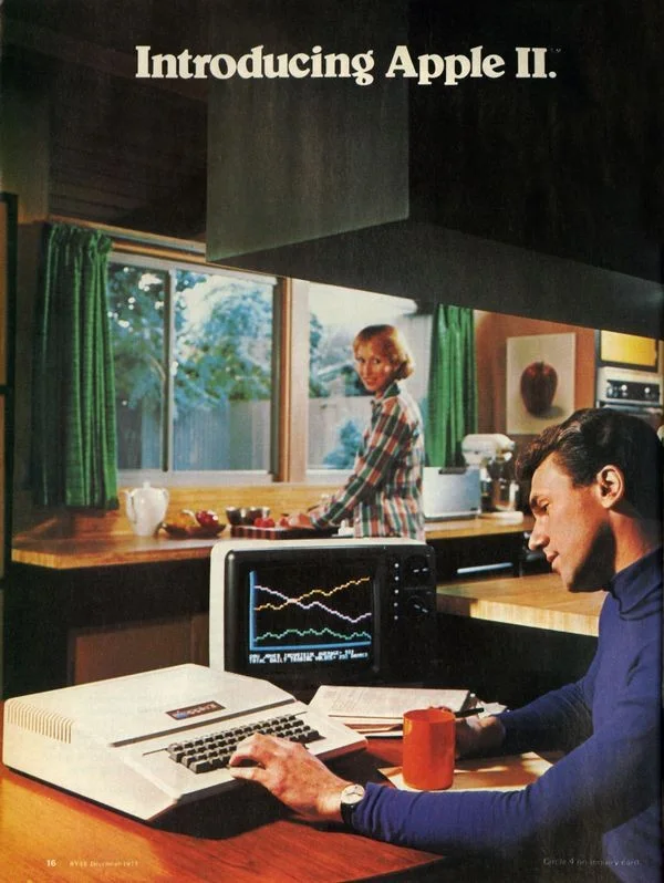 1977年Introducing Apple II广告，馆藏编号500004402。© Apple Computer, Inc. / Computer History Museum；摄影者未在物件页单列，公开转载许可待核。