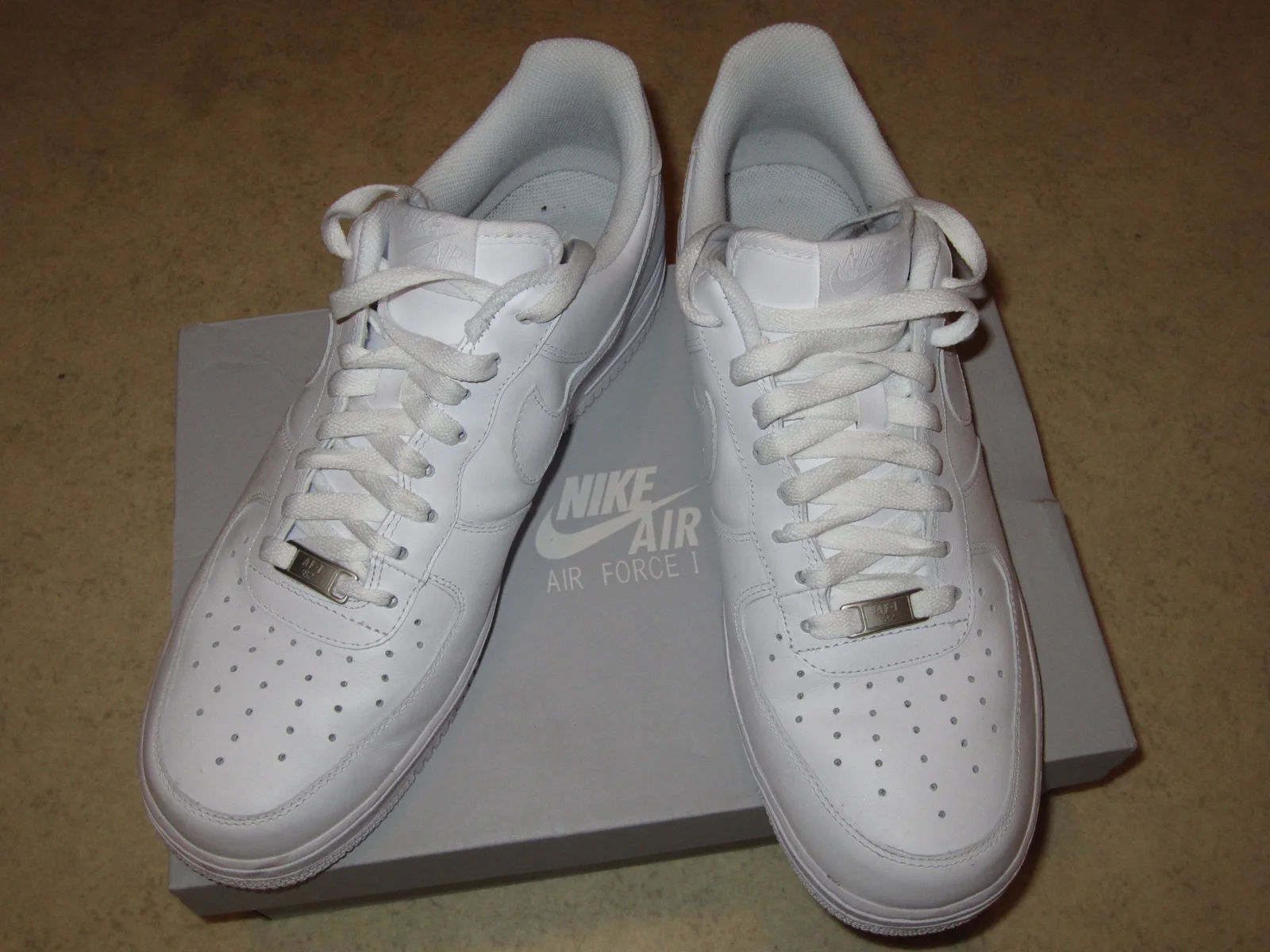 一双Air Force 1（CC0，Xanor摄）。在哈莱姆，这双鞋得到的名字是'Uptowns'，与官方名字并行流通至今。 · 图像文件署名：Xanor；CC0；网页缩放，原始文件保留。