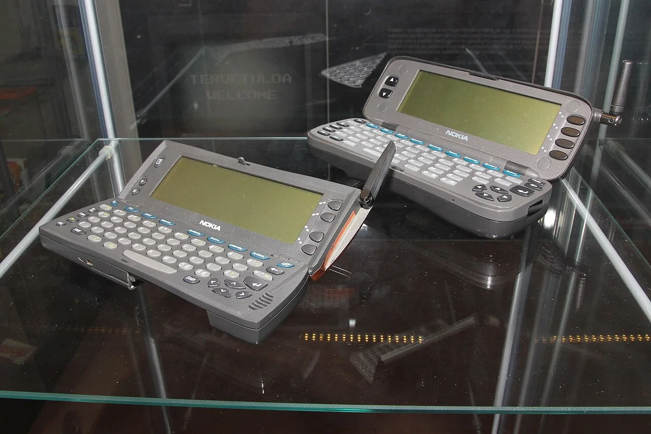 芬兰计算机博物馆(Tietokonemuseo)馆藏的 Nokia 9000(左)与 9110(右)Communicator 同框。9110 为 9000 的减重后续型号(253 克,AMD 486 处理器),非本条目主述的 9000 本机。图:MKFI / Wikimedia Commons,公有领域。